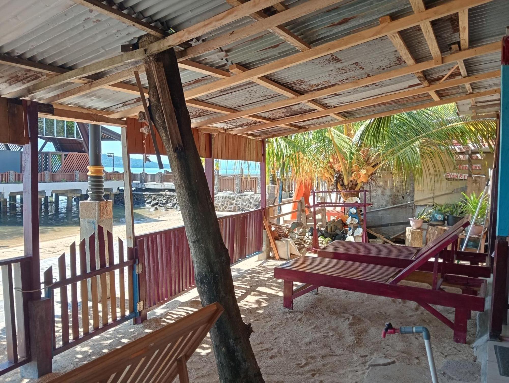 Mamalis Homestay Manado Eksteriør bilde